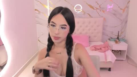 Snapshot of mia_jonnees chatting on October 3, 1:38 pm online show from October 3, 1:38 pm