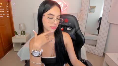 Snapshot of mia_jonnees chatting on January 27, 1:09 pm online show from January 27, 1:09 pm