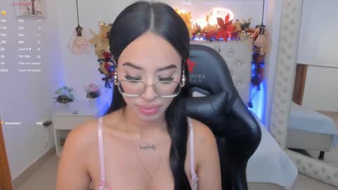 Snapshot of mia_jonnees chatting on December 4, 1:09 pm online show from December 4, 1:09 pm