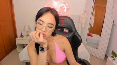 Snapshot of mia_jonnees chatting on February 10, 12:39 pm online show from February 10, 12:39 pm