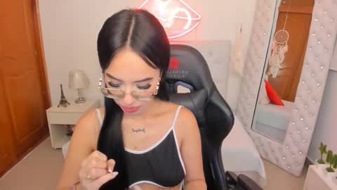 Snapshot of mia_jonnees chatting on February 6, 12:37 pm online show from February 6, 12:37 pm