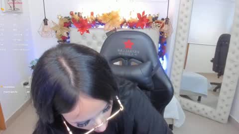 Snapshot of mia_jonnees chatting on December 12, 1:17 pm online show from December 12, 1:17 pm