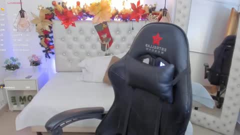 Snapshot of mia_jonnees chatting on December 23, 1:03 pm online show from December 23, 1:03 pm