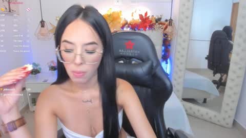 Snapshot of mia_jonnees chatting on December 16, 2:05 pm online show from December 16, 2:05 pm