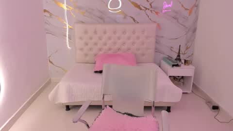 Snapshot of mia_jonnees chatting on October 4, 1:39 pm online show from October 4, 1:39 pm