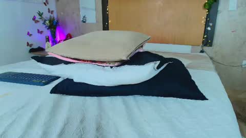 MIALOPEZ      .     Y      .      online show from July 28, 8:52 pm