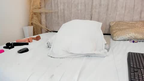 Mia online show from September 12, 3:41 pm