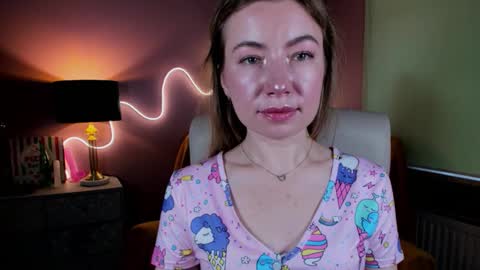 Mia online show from November 15, 8:59 am