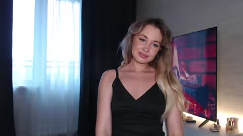 Mia online show from August 5, 10:54 am