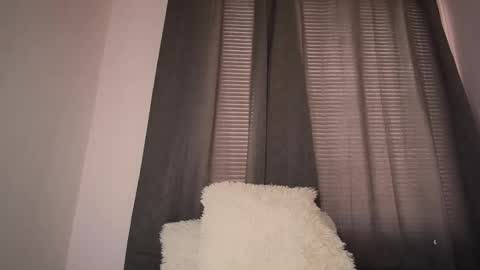 mia independent model online show from October 17, 2:20 pm