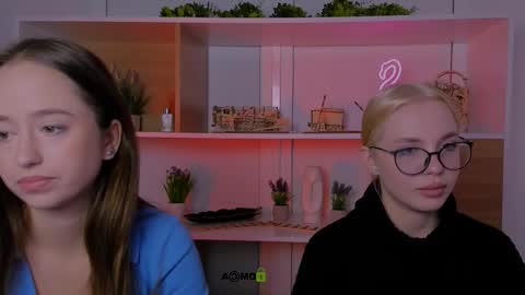 mia_moah online show from October 15, 9:01 am