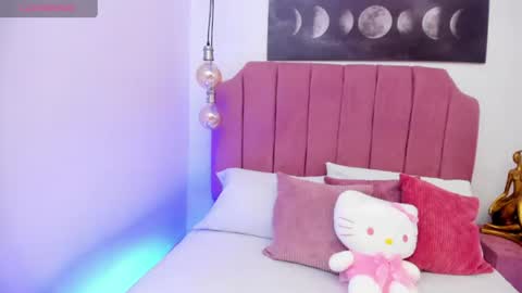 Mia online show from June 12, 11:51 am
