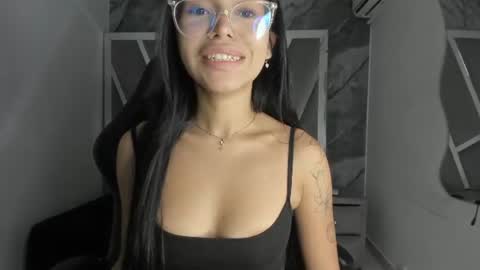mia_petiteht online show from July 17, 8:45 pm