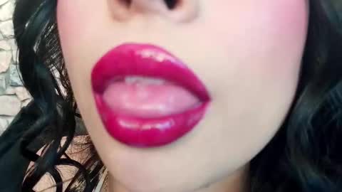 Mia online show from November 21, 7:05 pm