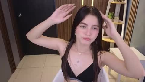 Mia online show from December 5, 7:49 pm