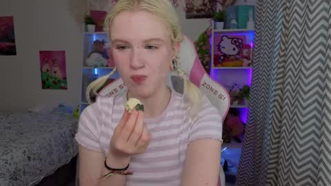 Mia online show from May 6, 3:32 am