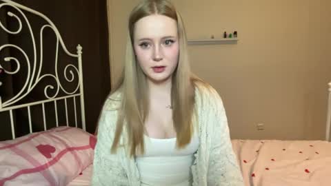 mia_wellis online show from April 22, 7:44 pm