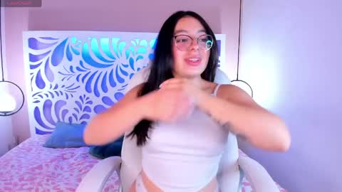 mia_wills_ online show from May 4, 5:06 pm