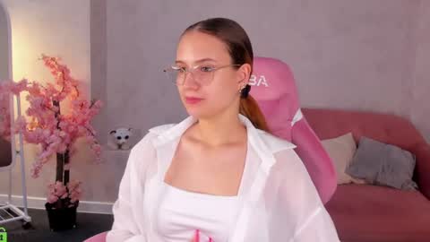 Mia online show from June 16, 11:11 am