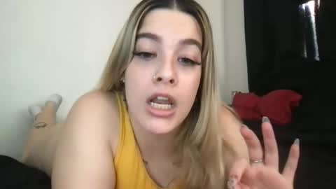 Mia Moji online show from December 3, 2:19 pm