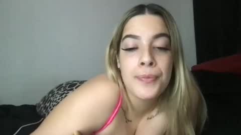 Mia Moji online show from November 12, 2:15 pm