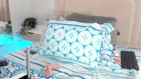 miaaffox online show from March 12, 11:40 pm