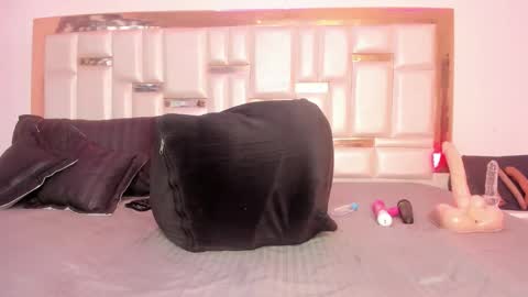 Snapshot of miaaxxx_ chatting on February 19, 2:12 pm Mia online show from February 19, 2:12 pm