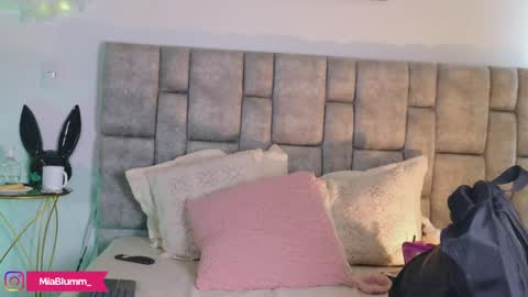 miablumm_ online show from May 1, 3:26 pm