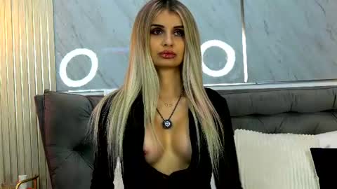 Mia online show from July 20, 8:09 pm
