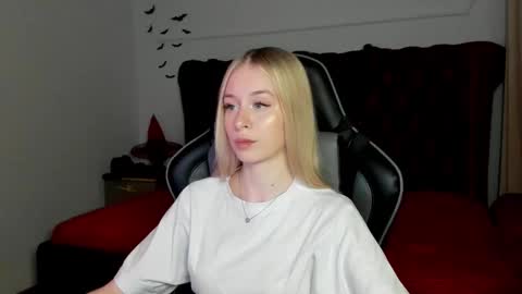 Mia online show from November 3, 5:17 pm