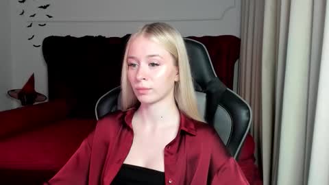 Mia online show from October 27, 6:46 pm