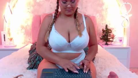 Mia online show from December 14, 4:07 am