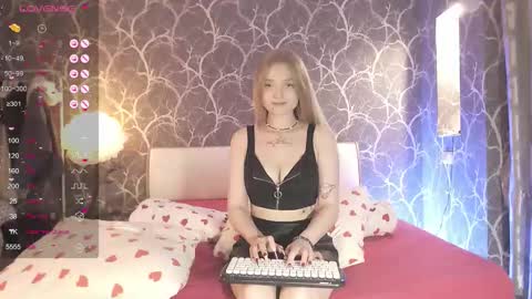 Mia online show from October 2, 3:39 pm