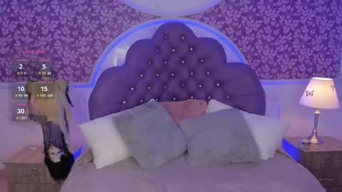 Snapshot of miamontoya chatting on October 13, 1:25 pm Mia   -5 7001400 Follow  online show from October 13, 1:25 pm