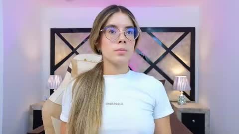 Mia online show from August 3, 7:08 pm