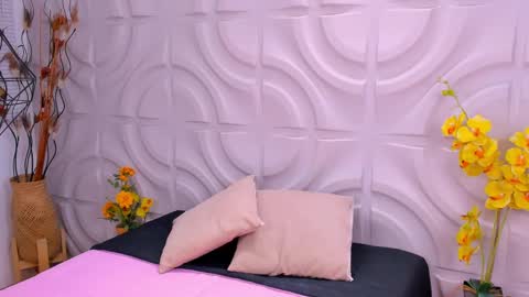 Snapshot of miawoderfull chatting on January 5, 3:22 am Mia online show from January 5, 3:22 am