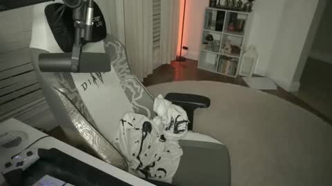 Mickaela West online show from December 15, 11:10 pm