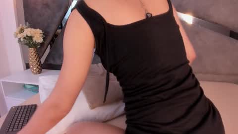 Snapshot of miia_reeves_ chatting on October 18, 12:41 pm Mia online show from October 18, 12:41 pm