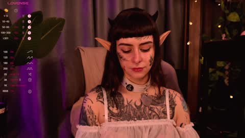 mika_moon_ online show from December 4, 5:55 pm