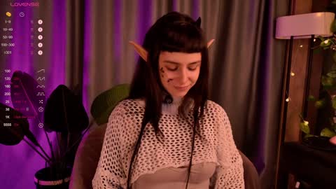 mika_moon_ online show from December 15, 6:15 pm