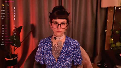 mika_moon_ online show from December 8, 6:50 pm