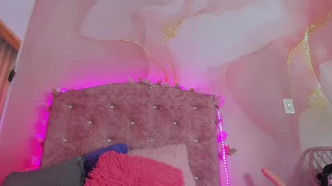 mila_grace_ online show from April 1, 6:38 pm