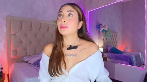 Snapshot of mila_smirnovavk chatting on October 18, 4:48 am MILA online show from October 18, 4:48 am