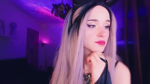 MiladyJolie online show from December 15, 7:52 pm