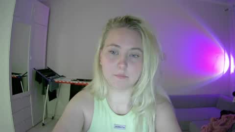 Milena new nonude shy blonde natural online show from April 30, 8:25 pm