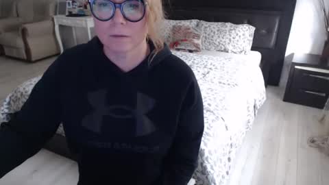 Snapshot of milfbiglips38 chatting on February 15, 7:38 am milfa online show from February 15, 7:38 am
