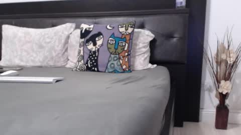 Snapshot of milfbiglips38 chatting on October 4, 9:37 am milfa online show from October 4, 9:37 am
