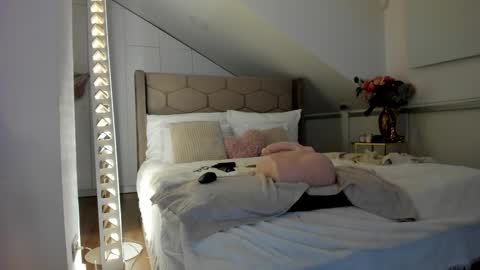 Snapshot of milfblondy chatting on October 9, 10:36 pm Ingrid online show from October 9, 10:36 pm