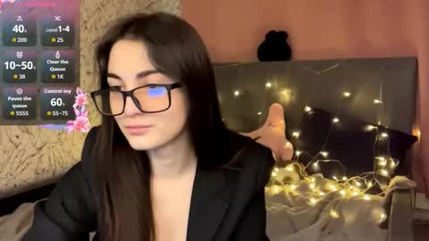 milinanoir online show from March 12, 8:00 pm