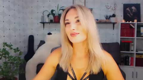 MillaXQueen online show from July 28, 12:59 pm